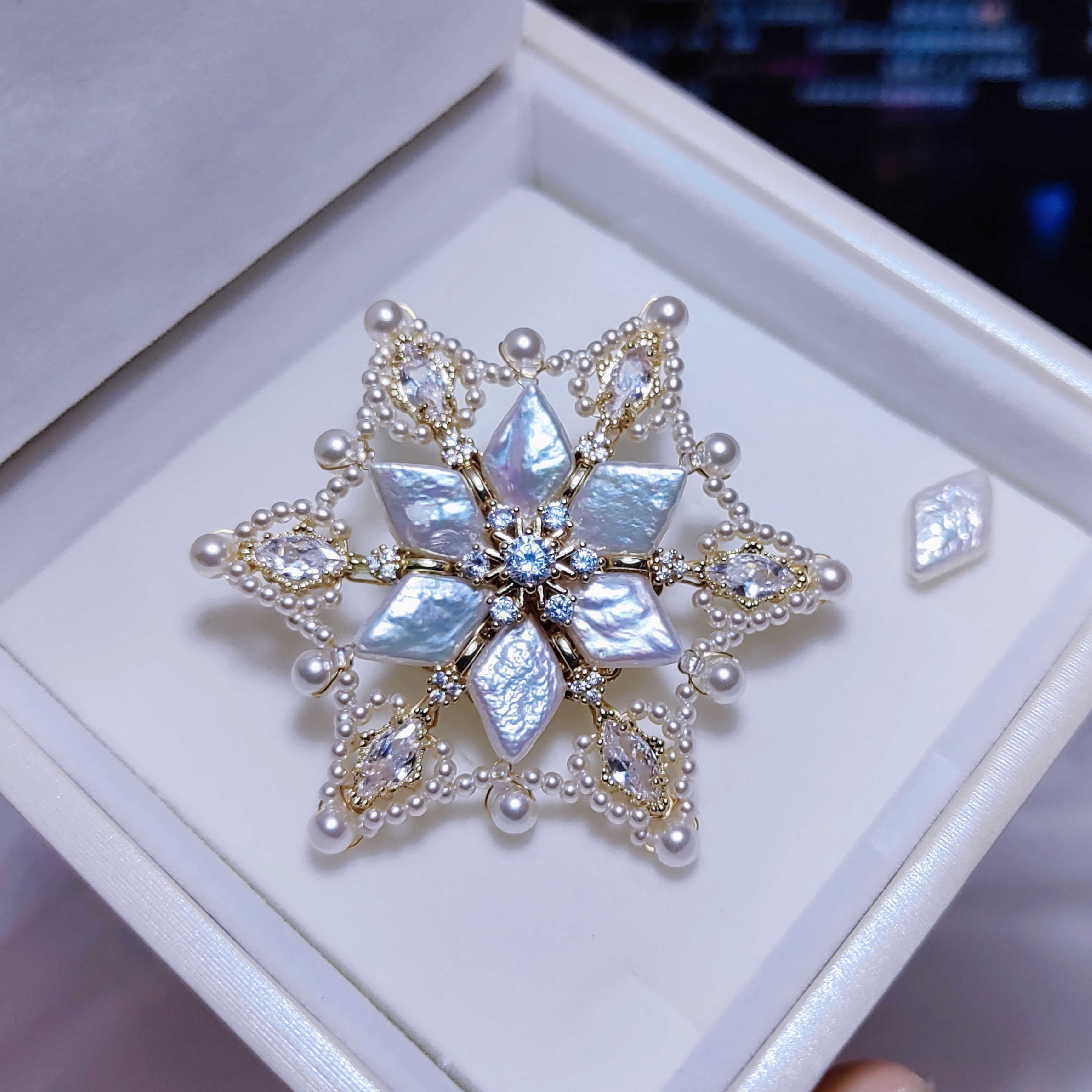 Alya's - Snowflake Brooch