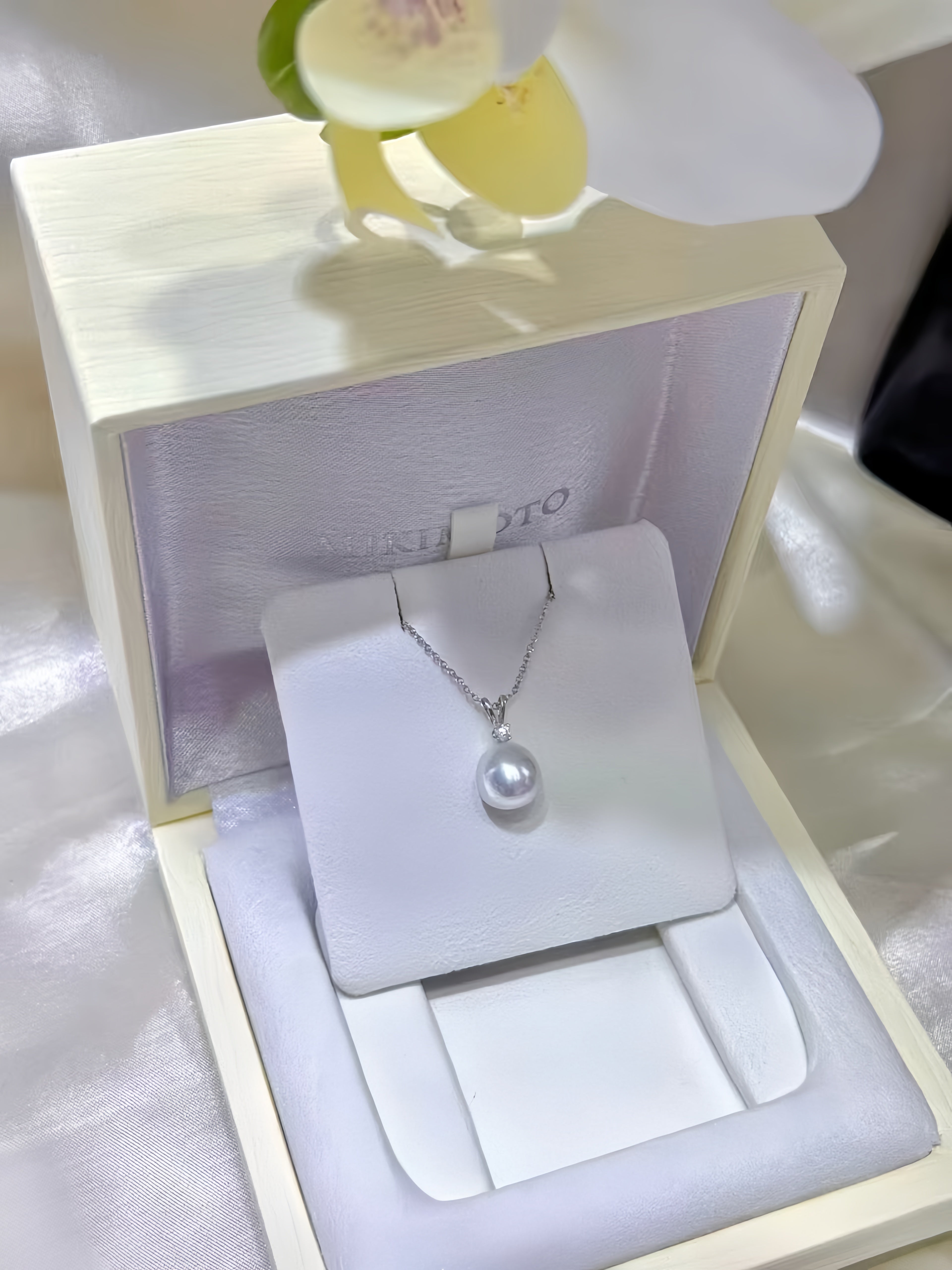 9-10mm Australian White Pearl Pendant/18K Gold P.01