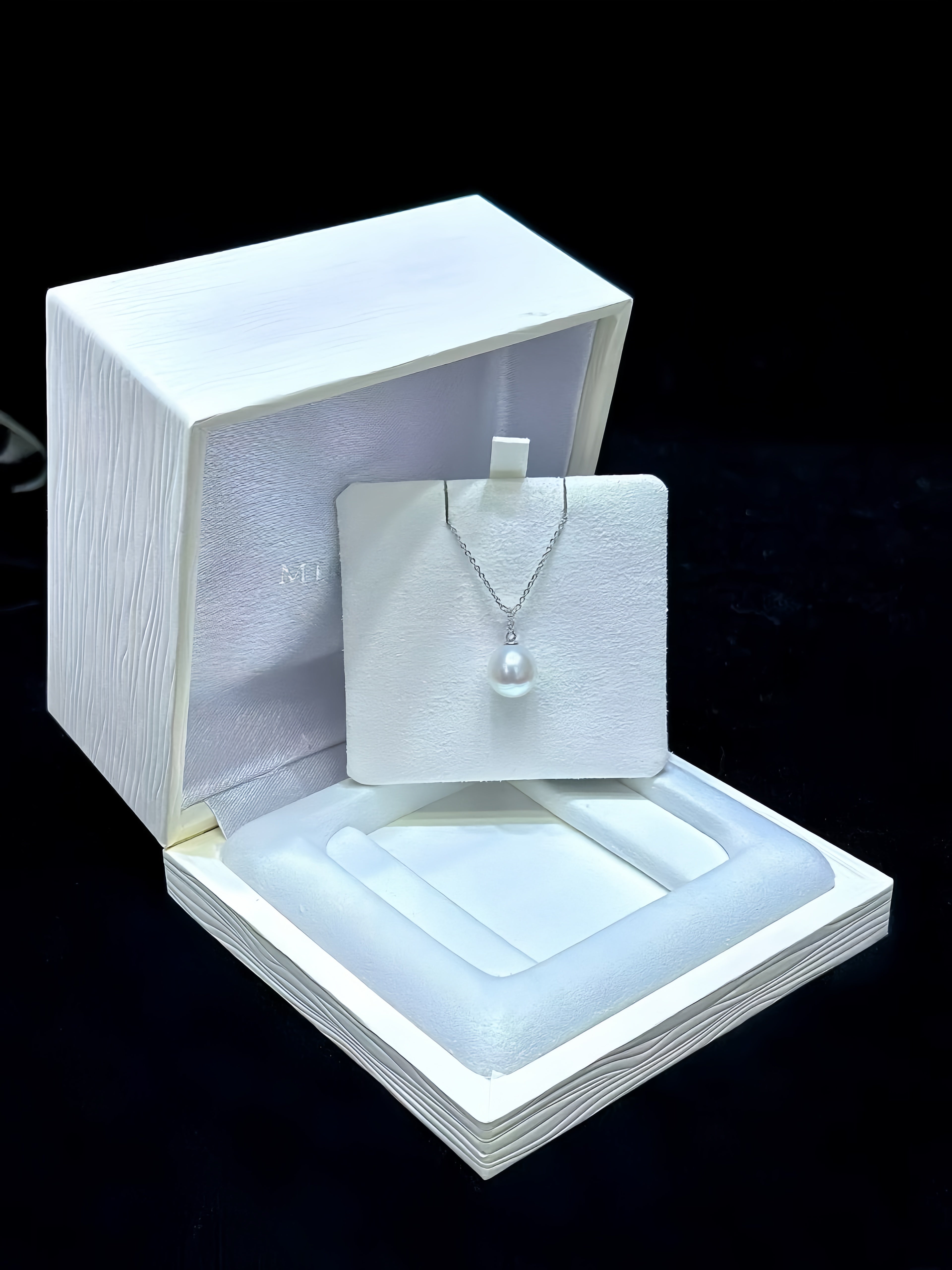 9-10mm Australian White Pearl Pendant/18K Gold P.01