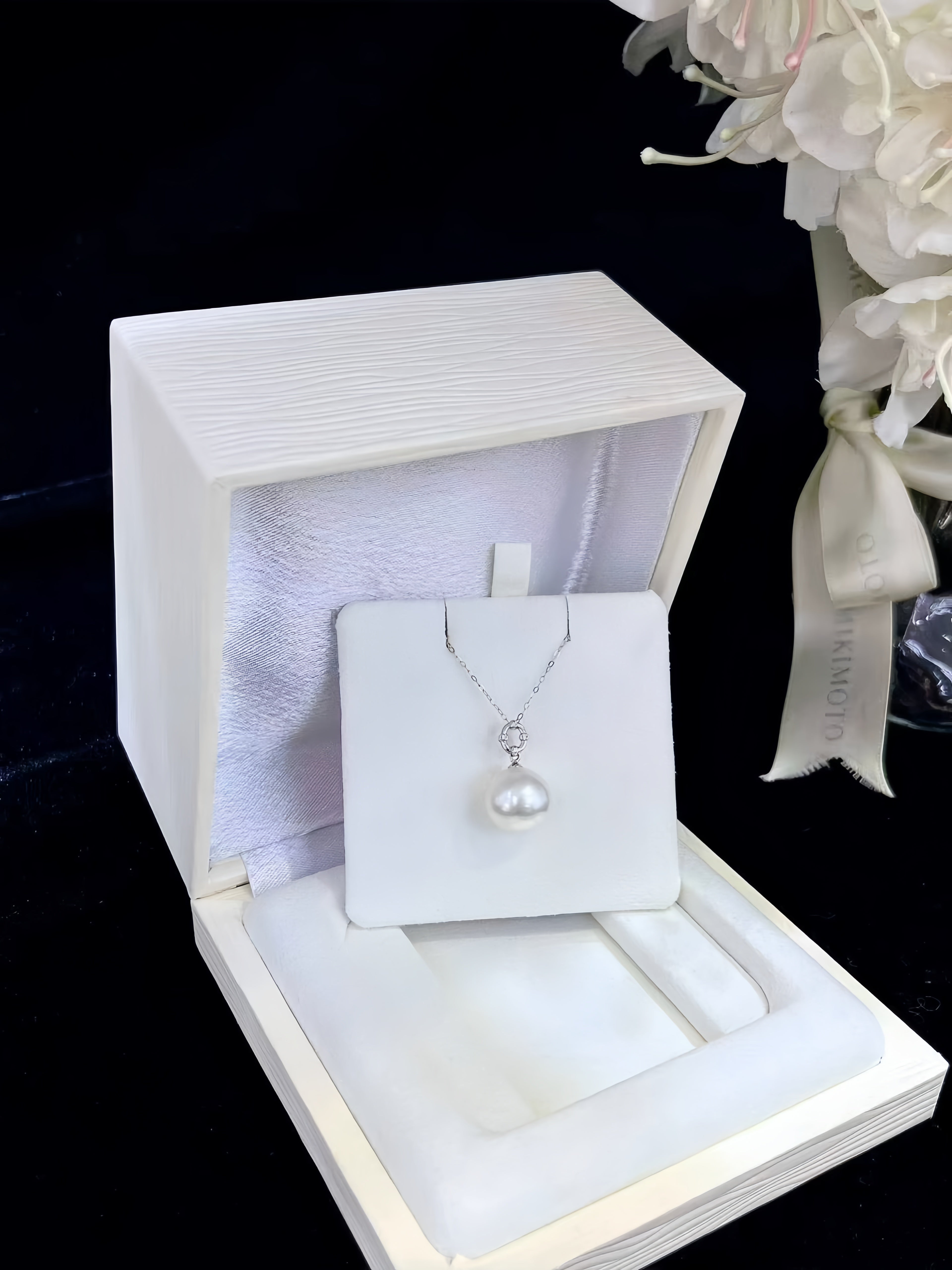 13-14mm Australian White Pearl Pendant/ 18K Gold Setting P.01