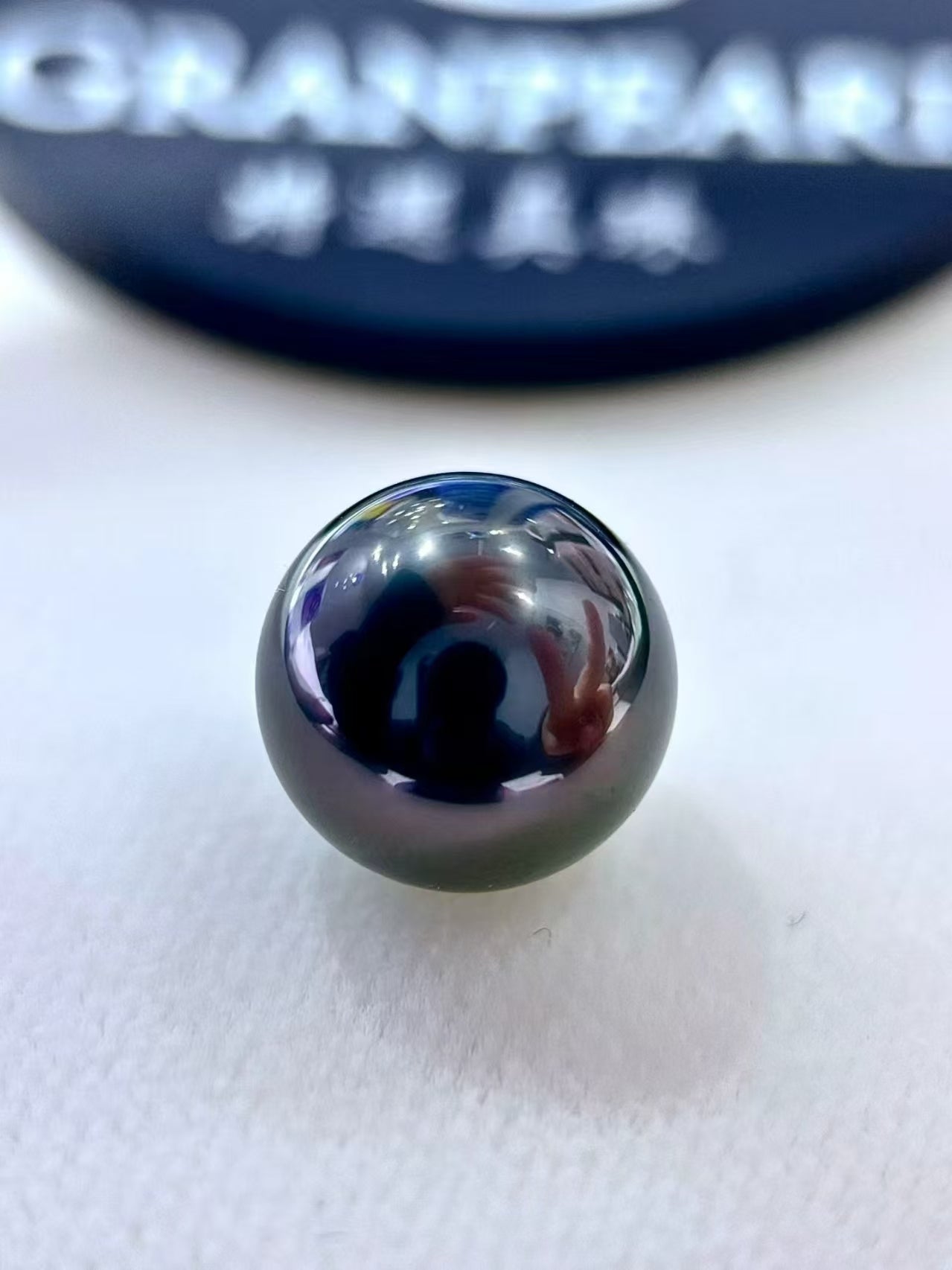 High-luster Tahitian black pearl pendant showing deep black color and mirror-like reflection