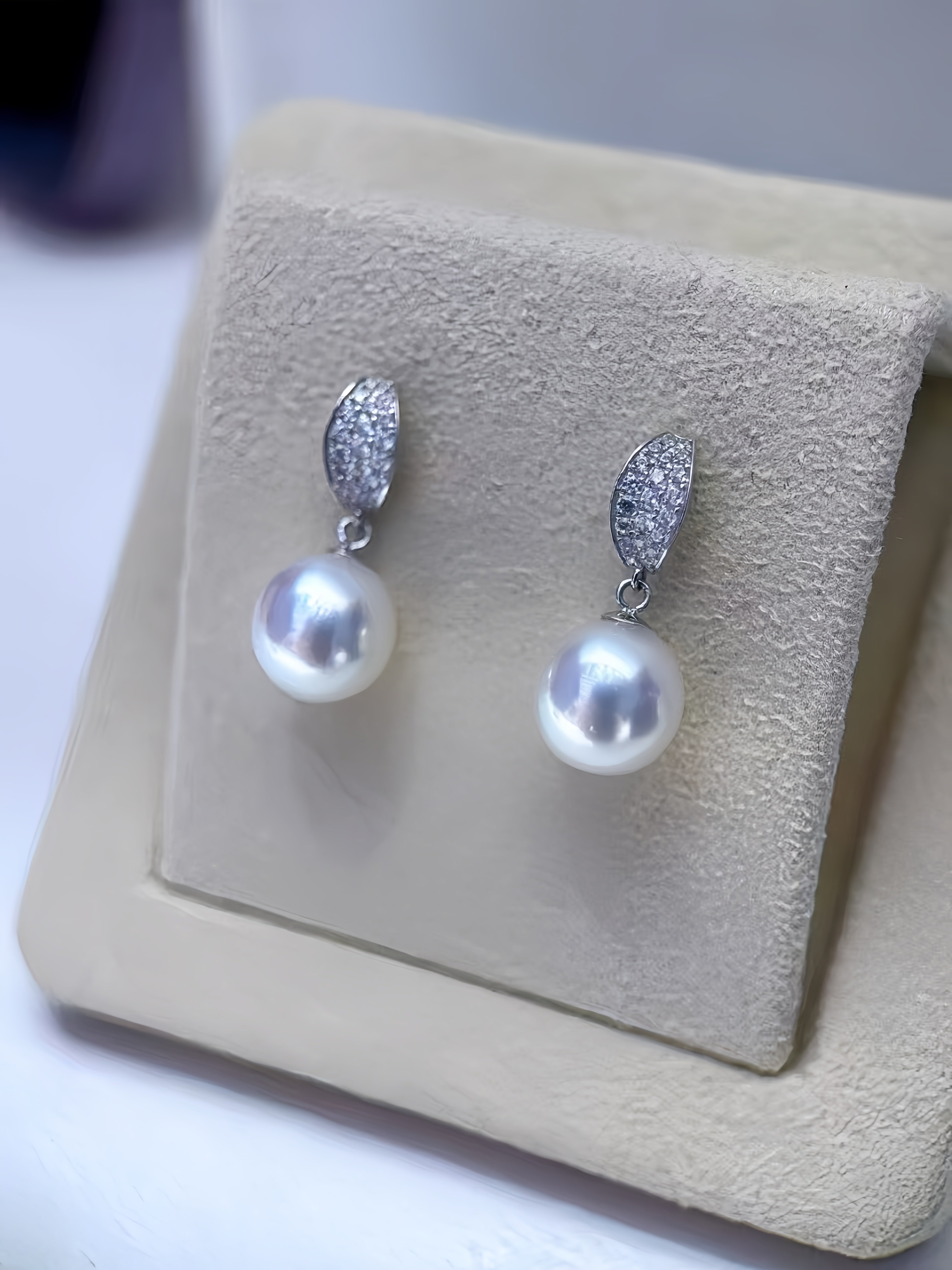 8-9mm South Sea White Pearl Earrings/18K Gold E.02